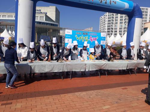 ＇18년도 제 2회 옥천 행복 어울림 축제 "김밥퍼포먼스" 이미지