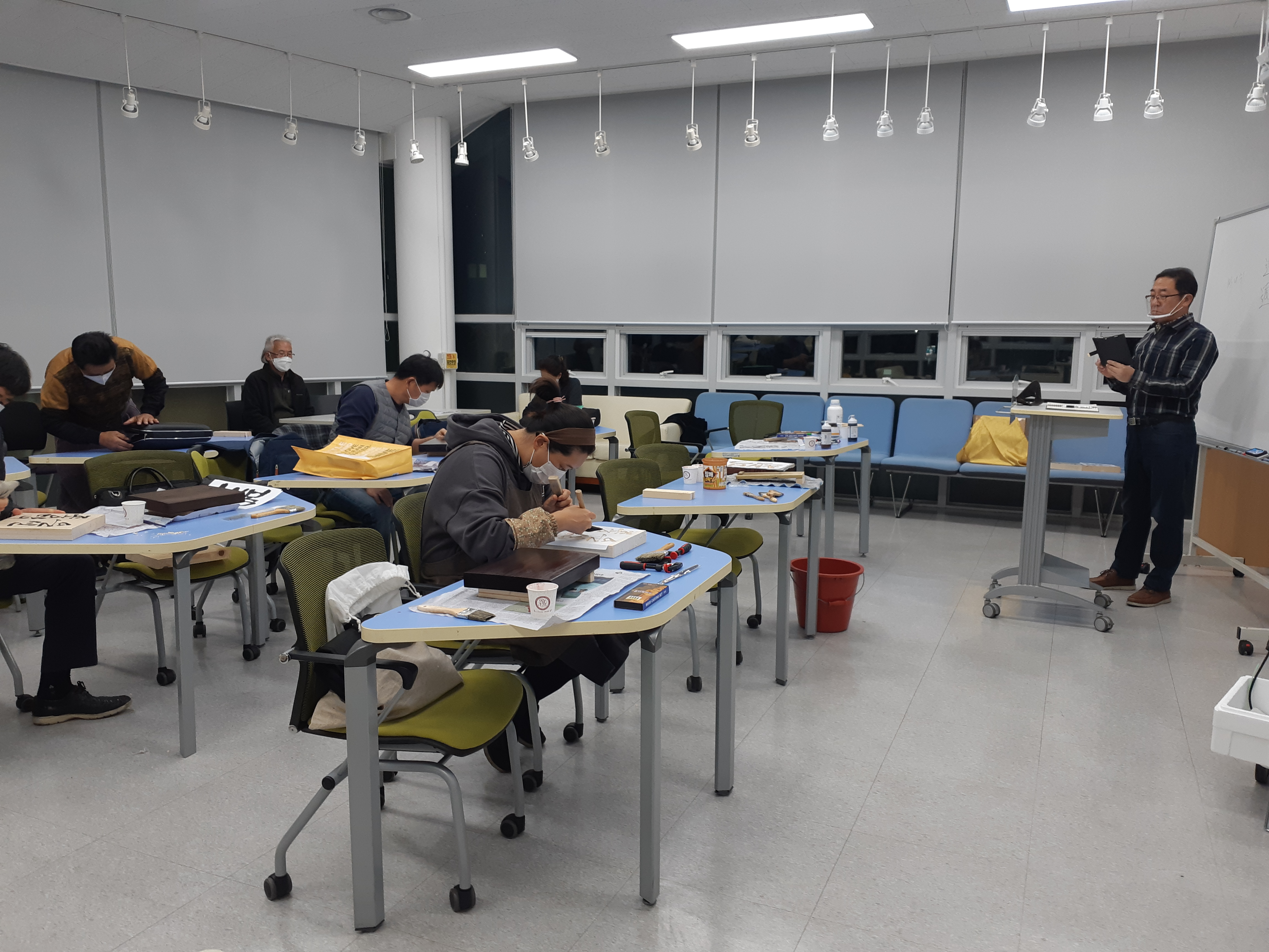 2020년 평생학습 정기과정（서각） 사진 5 - 자세한 내용은 하단 대체텍스트 내용 참조