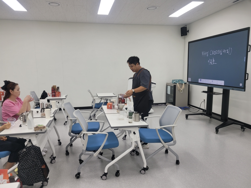 2025년 하반기 신중년 청춘대학 [바리스타 브루잉] 사진 1 - 자세한 내용은 하단 대체텍스트 내용 참조