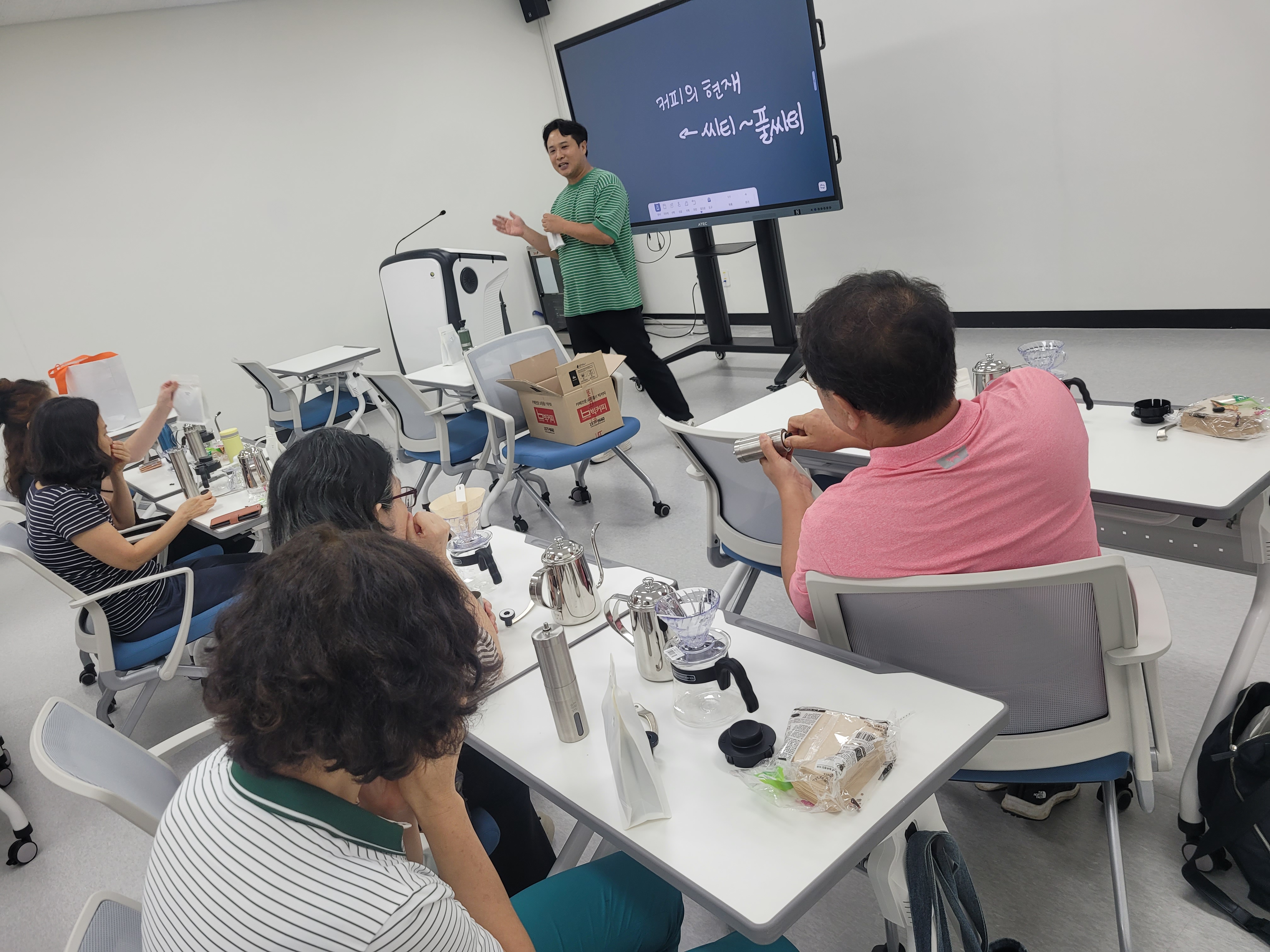 2025년 하반기 신중년 청춘대학 [바리스타 브루잉] 사진 2 - 자세한 내용은 하단 대체텍스트 내용 참조