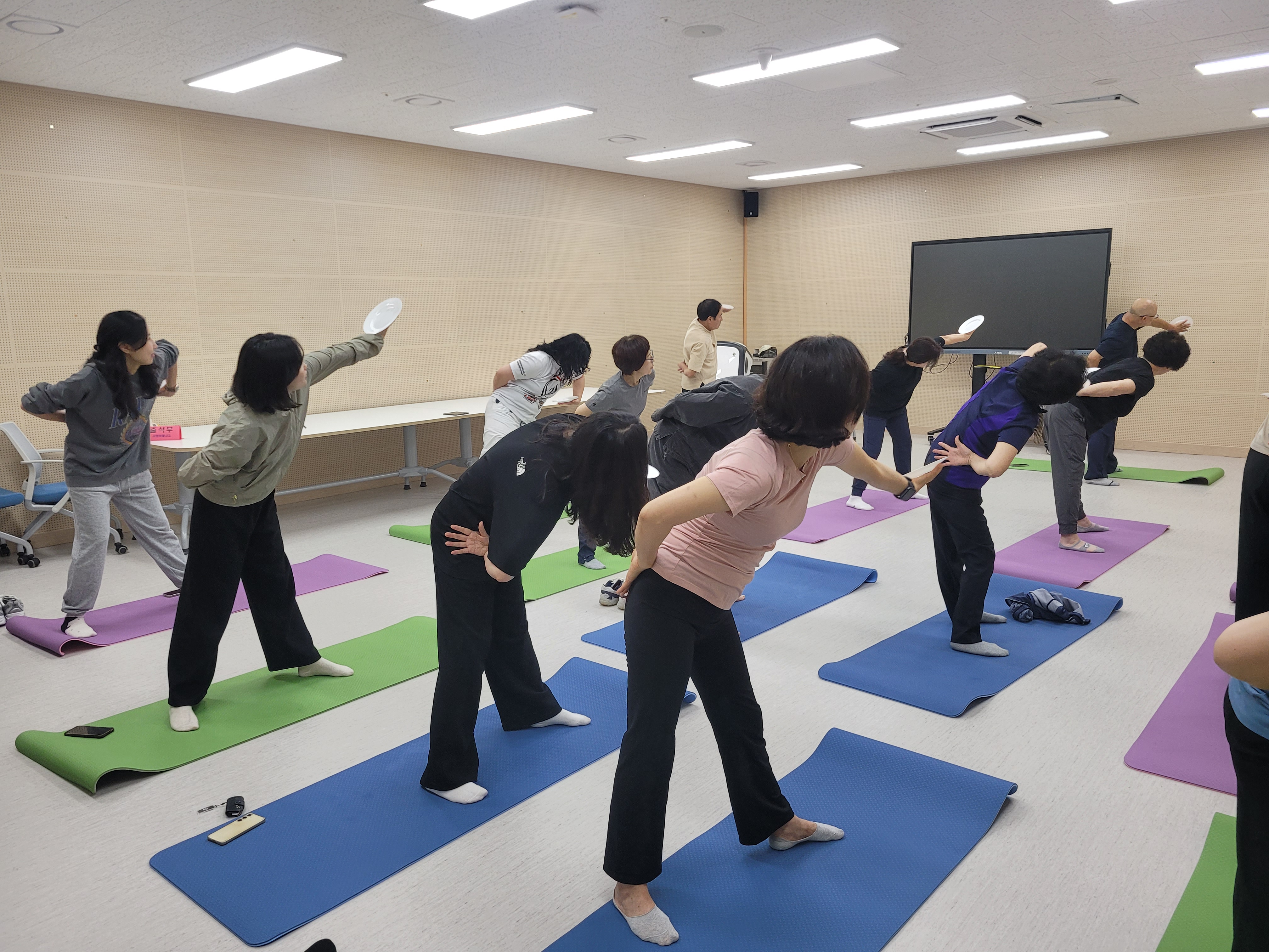 2025년 건강누리 배움학교 [국학기공체조] 사진 1 - 자세한 내용은 하단 대체텍스트 내용 참조