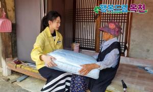 옥천군, 폭염 대비 취약계층 90가구에 냉방용품 전달