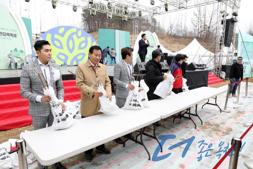 묘목 나누어주기 행사 2 번째 사진