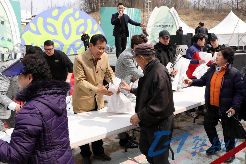 묘목 나누어주기 행사 6 번째 사진