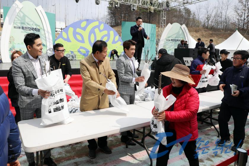 묘목 나누어주기 행사 7 번째 사진