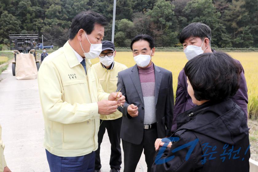 침수피해 농가 벼베기 작업현장 방문 7 번째 사진