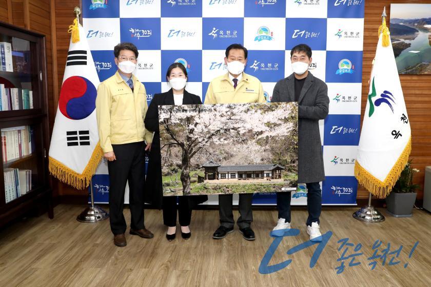 이지당 보물지정 기념 사진액자 기증1