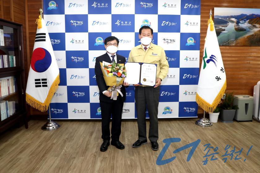 임용장 수여/김호식 부군수 6 번째 사진