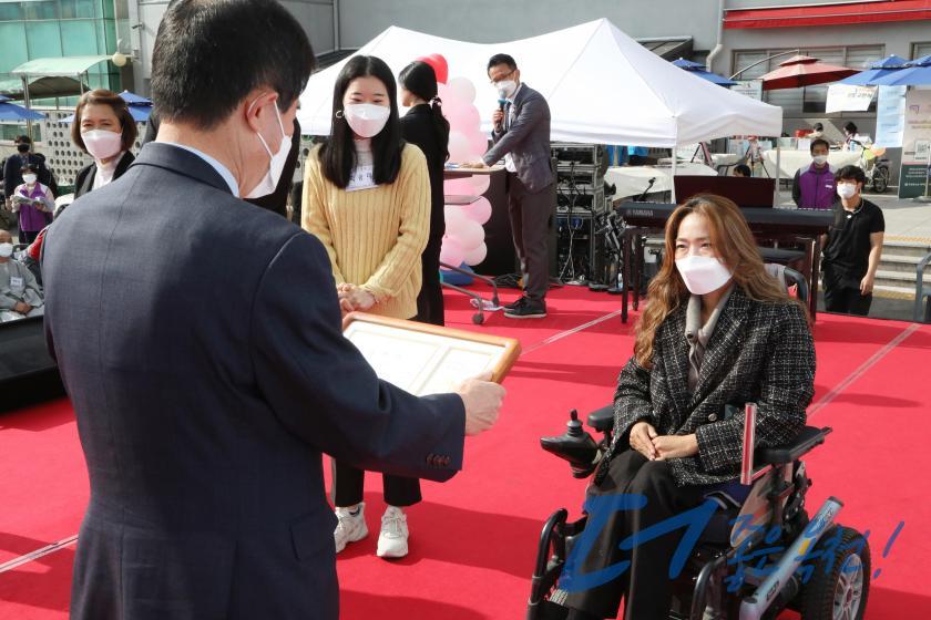 옥천군노인장애인복지관 개관18주년 기념행사 24 번째 사진