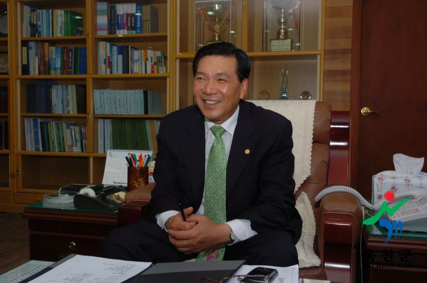 군수 집무모습 4 번째 사진
