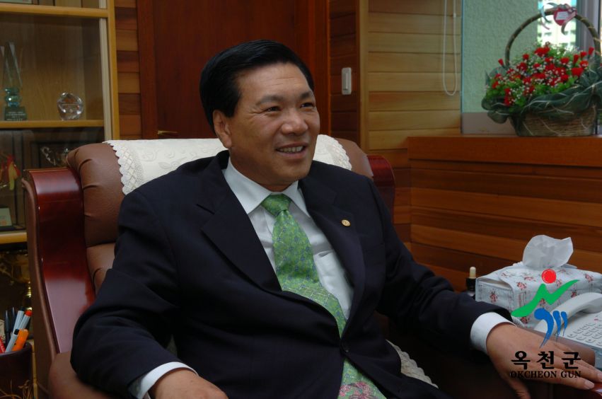 군수 집무모습 5 번째 사진
