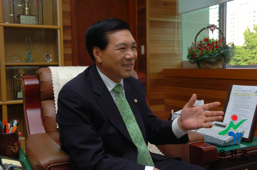 군수 집무모습 8 번째 사진