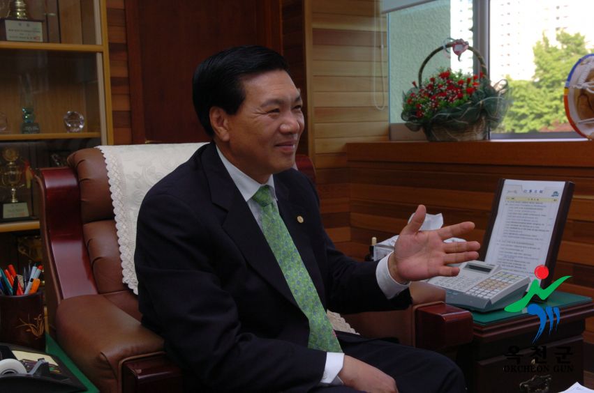 군수 집무모습 9 번째 사진