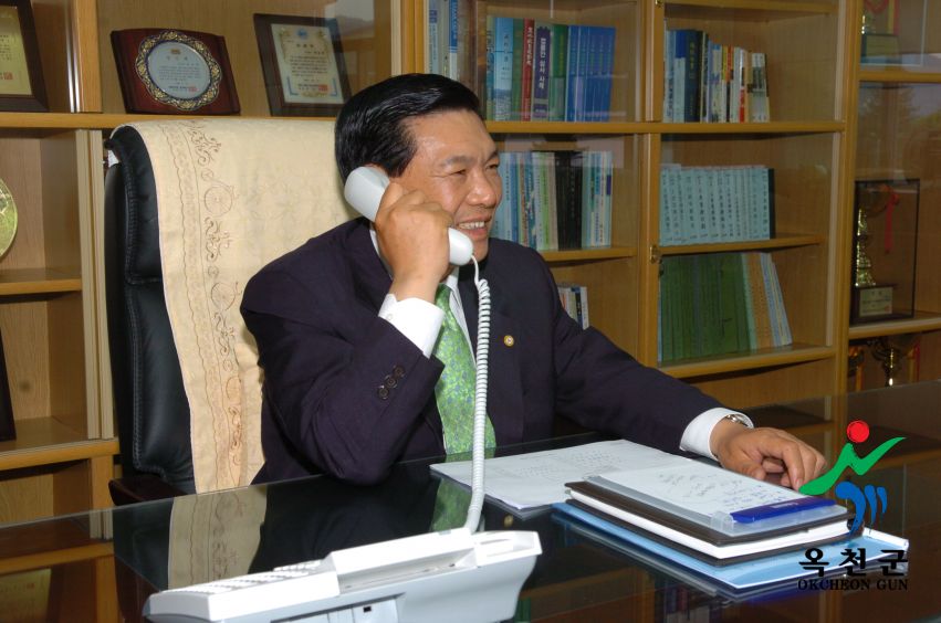 군수 집무모습 14 번째 사진