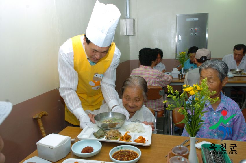 군수님 복지관 자원봉사 16 번째 사진