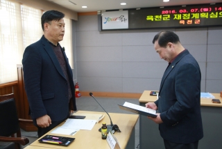 옥천군재정계획심의위원회 위촉장 수여 2번째 사진