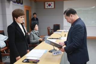 옥천군재정계획심의위원회 위촉장 수여 8번째 사진