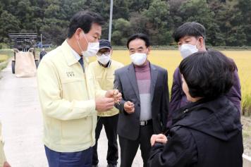침수피해 농가 벼베기 작업현장 방문 7번째 사진