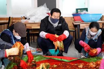 사랑의 후원물품 전달（황새골영농조합법인） 2번째 사진