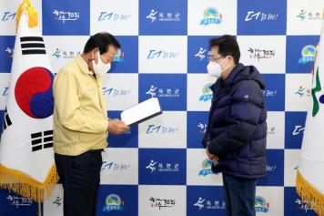 옥천군장학회 장학금 기탁식（늑대와여우 컴퓨터） 3번째 사진