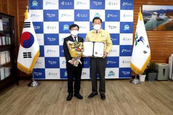 임용장 수여/김호식 부군수 6번째 사진