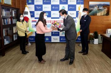 한국을 빛낸 청렴인 대상 수상（군수실） 4번째 사진