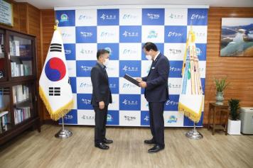 옥천군장학회 장학금 기탁식 3번째 사진
