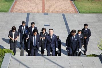 충혼탑 헌화 및 분향
