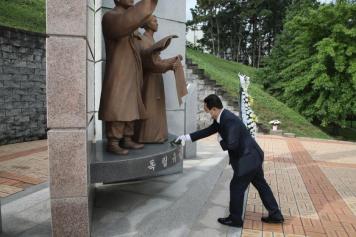 충혼탑 참배