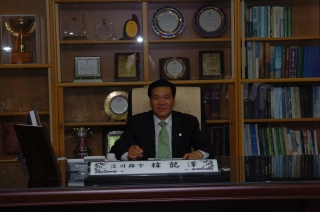 군수 집무모습 2번째 사진