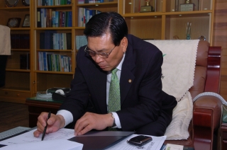 군수 집무모습 3번째 사진
