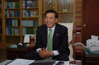 군수 집무모습 4번째 사진