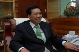 군수 집무모습 5번째 사진