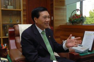 군수 집무모습 8번째 사진