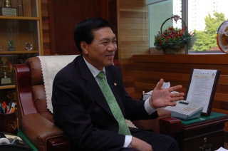 군수 집무모습 9번째 사진