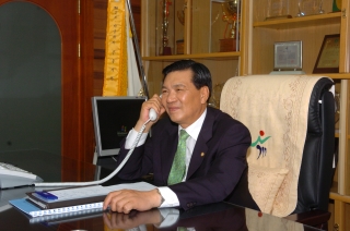 군수 집무모습 1번째 사진