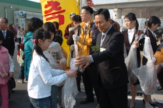 2006년 묘목나누어주기