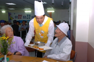 군수님 복지관 자원봉사 13번째 사진