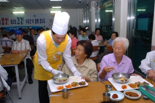 군수님 복지관 자원봉사 15번째 사진