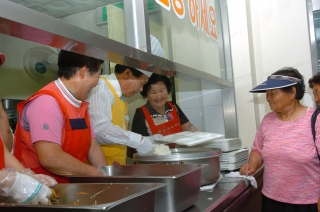 군수님 복지관 자원봉사 38번째 사진
