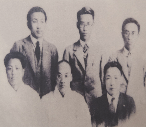 윗줄 왼쪽부터 이하윤(異河潤), 박용철(朴龍喆), 정지용(鄭芝溶) 아랫줄 왼쪽부터 김윤식(金允植), 정인보(鄭寅普), 변영로(卞英魯)의 사진
