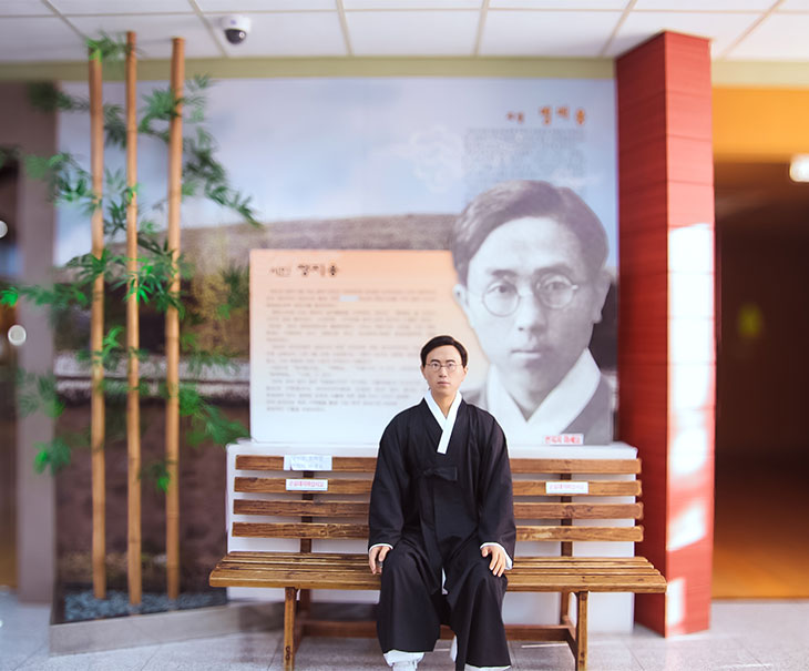 정지용문학관에 전시된 시인 정지용선생의 밀랍인형 사진