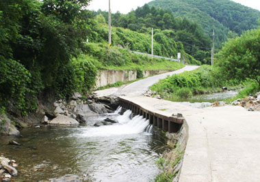 가산사 입구에 자리잡은 계곡 사진